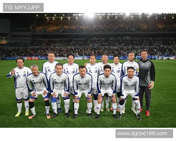 足球明星与中国偶像同框合影展现跨界魅力与友谊的精彩瞬间